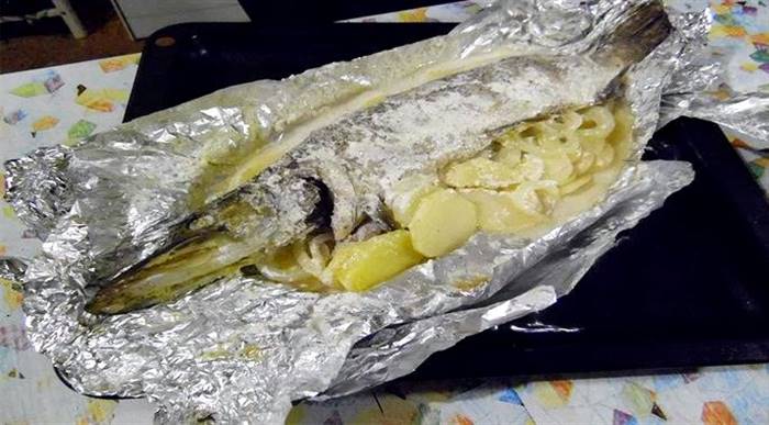 Щука в духовці в фользі з картоплею доти, доки